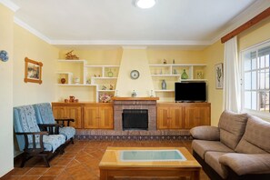 TV, fireplace, streaming services - Holiday Home 'Villa Roche' with Private Pool, Private Terrace and Wi-Fi (Conil de la Frontera)