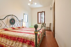 1 camera, ferro/asse da stiro, lenzuola