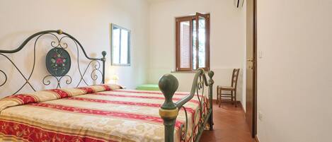 1 chambre, fer et planche à repasser, draps fournis