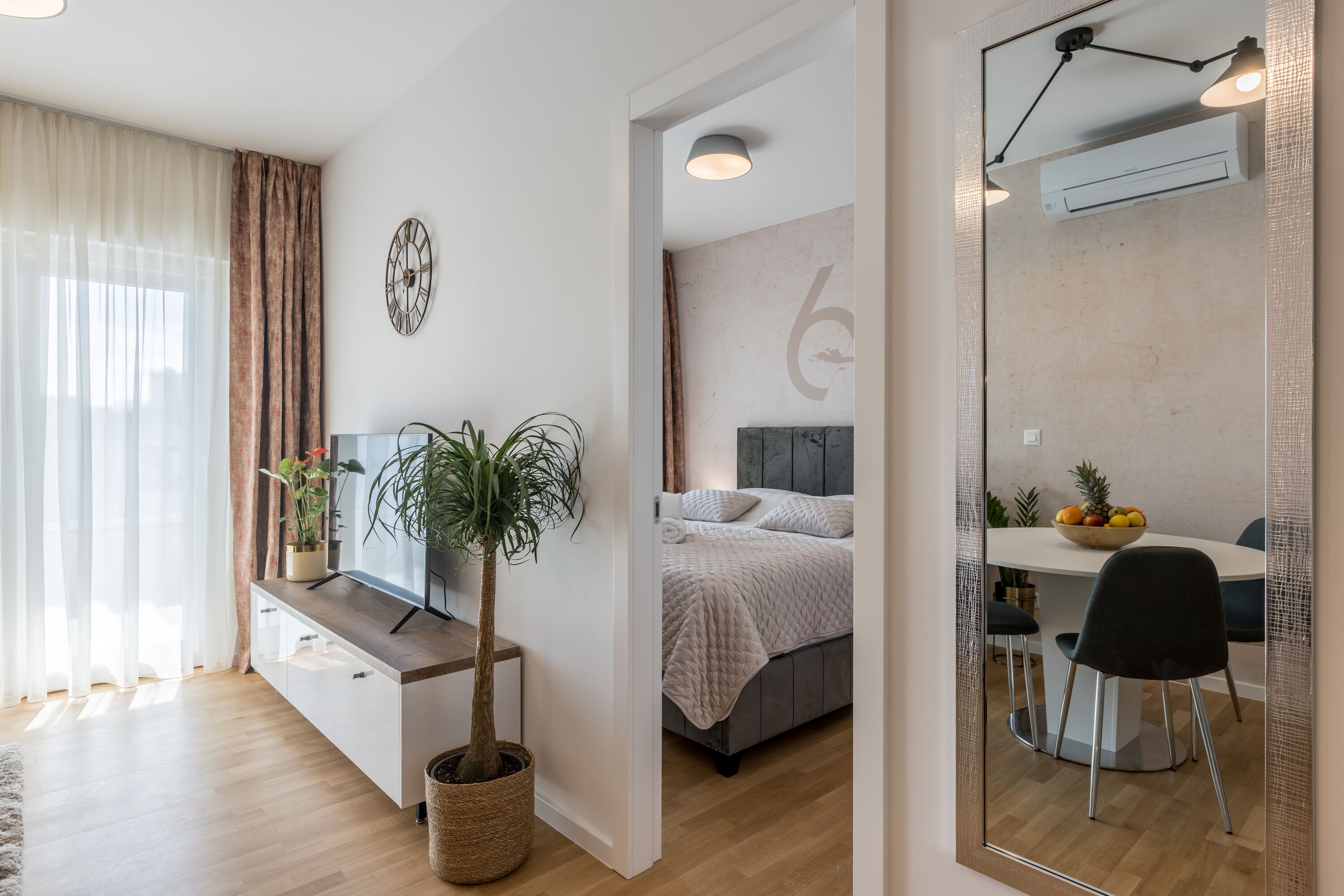 1 habitación, caja de seguridad en la habitación y escritorio 