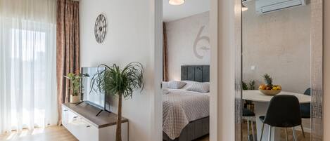 1 sovrum, värdeförvaringsskåp på rummet och skrivbord