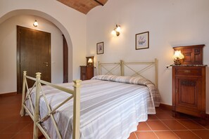 1 quarto, ferros/tábuas de passar roupa, roupa de cama