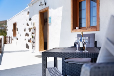 Outdoor dining. Rural Holiday Home 'Alto Prado' with Sea View, Private Terrace and Wi-Fi