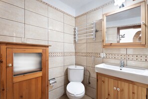 Regadera, secadora de cabello, toallas 