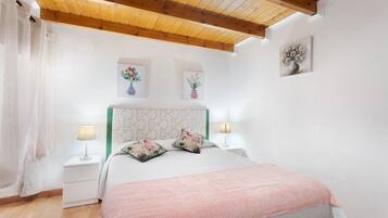 2 makuuhuonetta, silitysrauta/-lauta, ilmainen Wi-Fi, vuodevaatteet