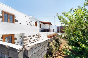 Exterior - Rural Holiday Home 'Alto Prado' with Sea View, Private Terrace and Wi-Fi (Valverde)