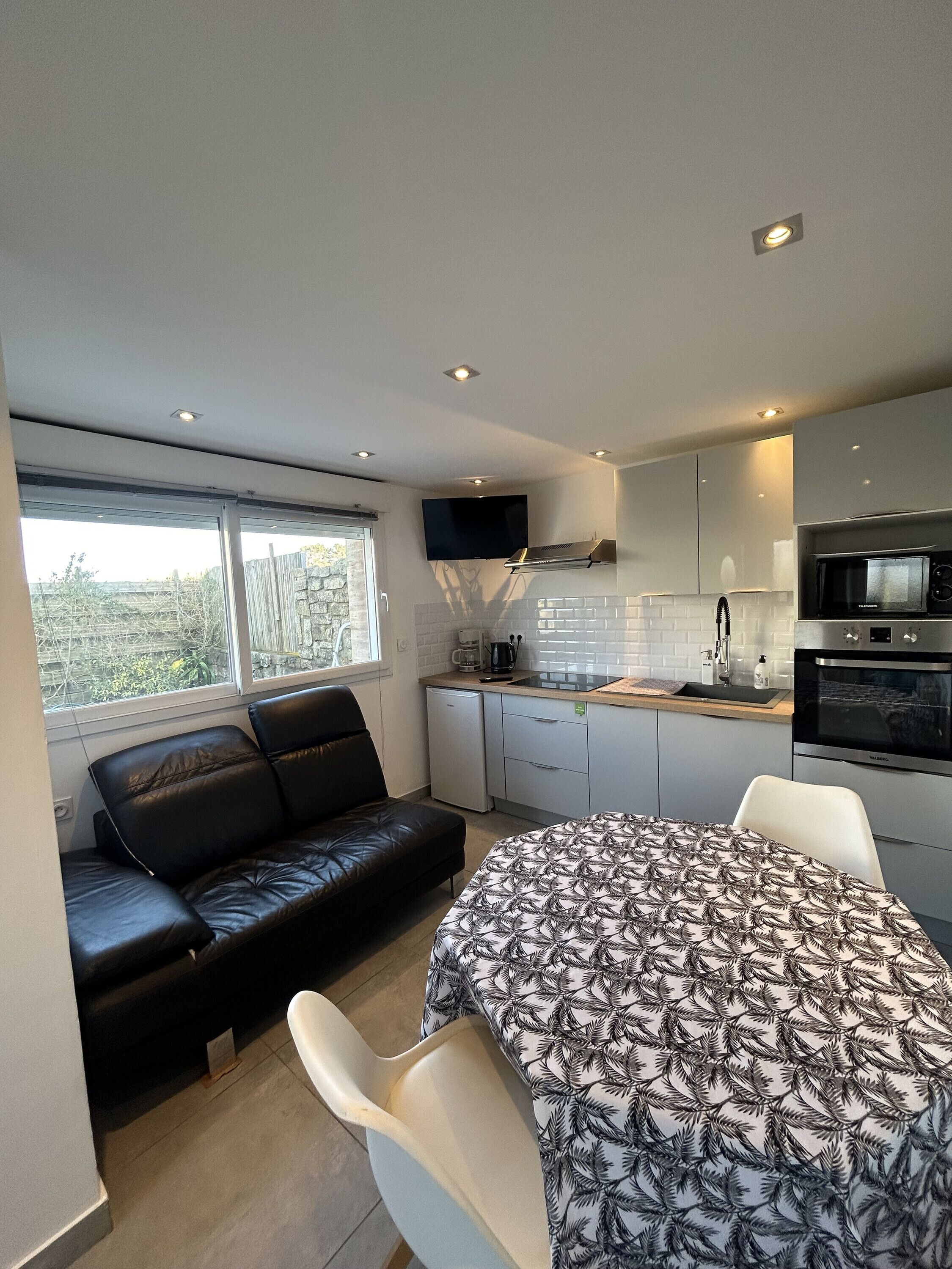 Kylskåp, mikrovågsugn, spishäll och kaffe- och tebryggare