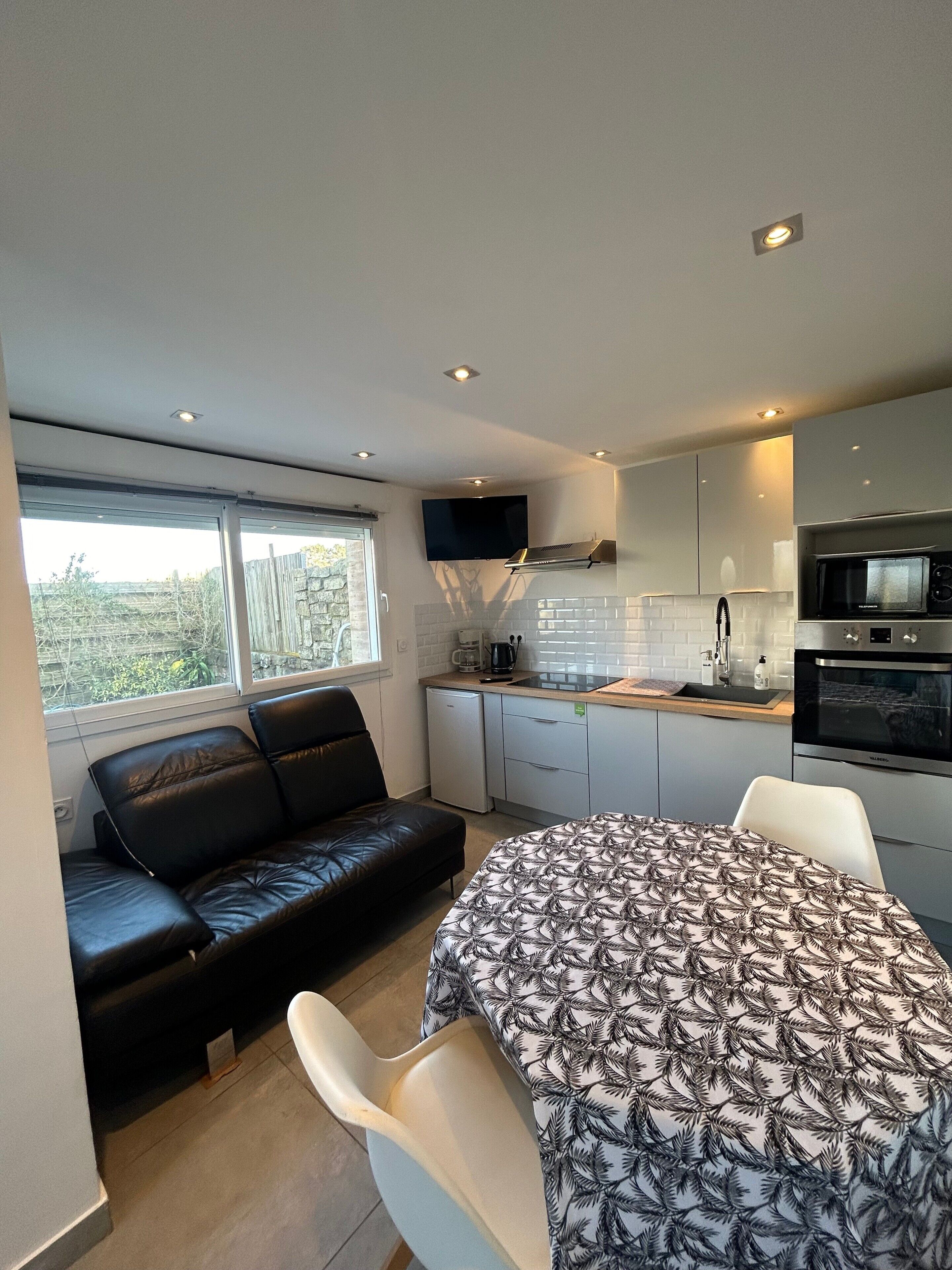 冷蔵庫、電子レンジ、コンロ、コーヒー / ティーメーカー