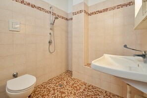 Regadera y toallas 