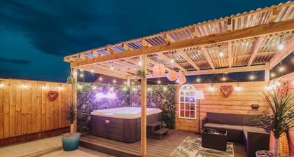 Cosy Hot Tub Getaway Bungalow