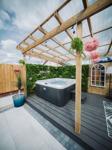 Cosy Hot Tub Getaway Bungalow