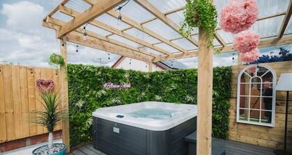Cosy Hot Tub Getaway Bungalow