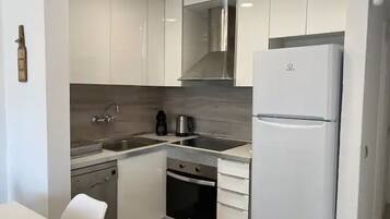 Een koelkast, een oven, een kookplaat, een vaatwasser