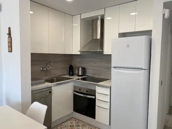 Frigorífico, horno, placa de cocina y lavavajillas