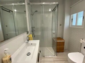 Douche, sèche-cheveux, serviettes fournies