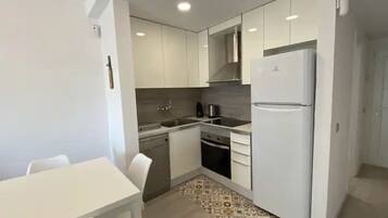 Een koelkast, een oven, een kookplaat, een vaatwasser