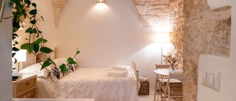 1 sovrum, strykjärn/strykbräda och sängkläder