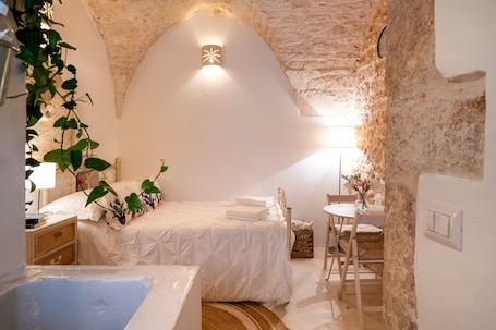 1 bedroom, iron/ironing board, bed sheets. Apartment 'Suite Carlomaria In Ceglie' with Air Conditioning