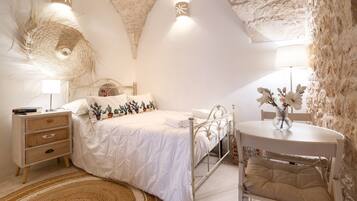 1 habitación, tabla de planchar con plancha y ropa de cama