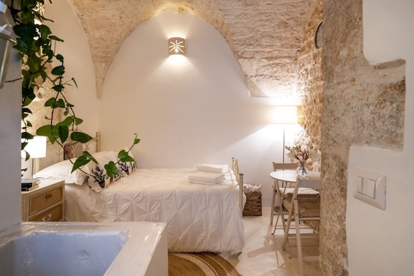 1 bedroom, iron/ironing board, bed sheets - Apartment 'Suite Carlomaria In Ceglie' with Air Conditioning (Ceglie Messapica)