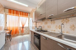 Frigorífico, horno, placa de cocina y cafetera o tetera