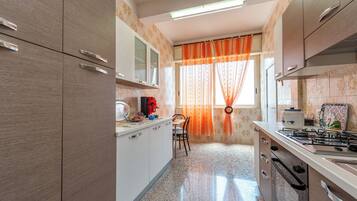 Réfrigérateur, un four, surface de cuisson, cafetière-théière