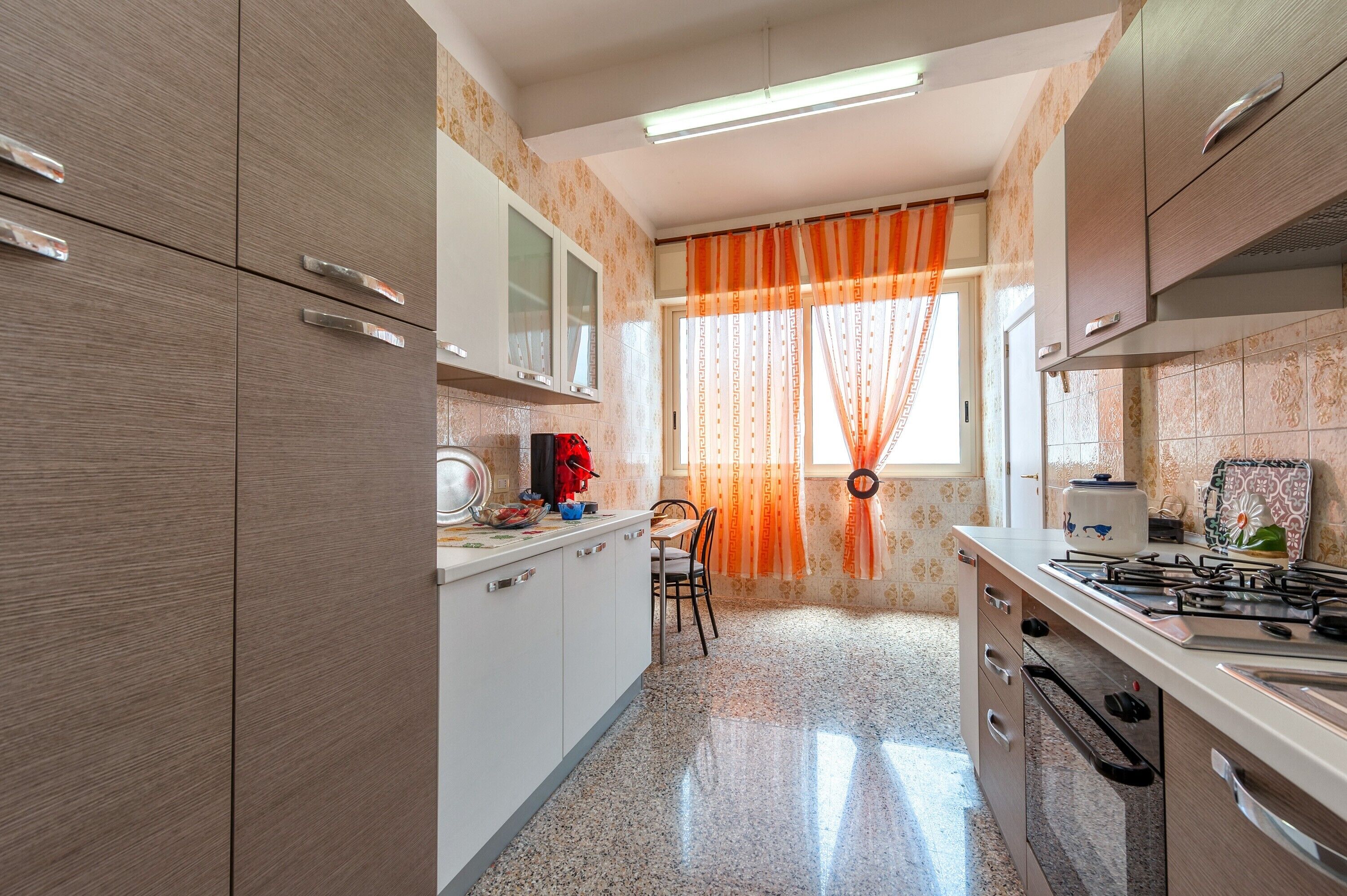 Kylskåp, ugn, spishäll och kaffe- och tebryggare