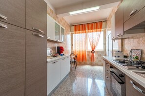 Fridge, oven, stovetop, coffee/tea maker