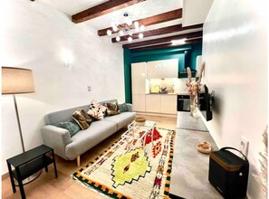 Smart TV, DVD player, books, music library - Le Cocon de la Chaîne des Puys & Terrasse (Aubière)