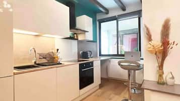 Réfrigérateur, four, plaque de cuisson, cafetière/bouilloire