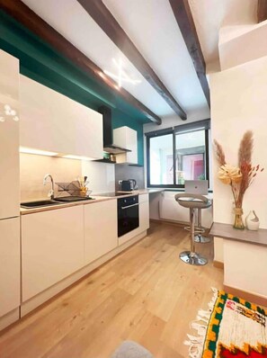 Fridge, oven, stovetop, coffee/tea maker - Le Cocon de la Chaîne des Puys & Terrasse (Aubière)