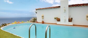 Holiday Apartment 'Casa Pelican' with Sea View, Private Pool and Wi-Fi