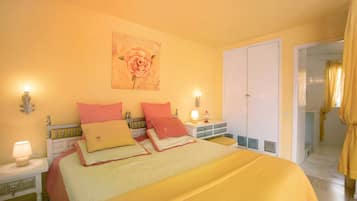 1 slaapkamer, een strijkplank/strijkijzer, gratis wifi, beddengoed
