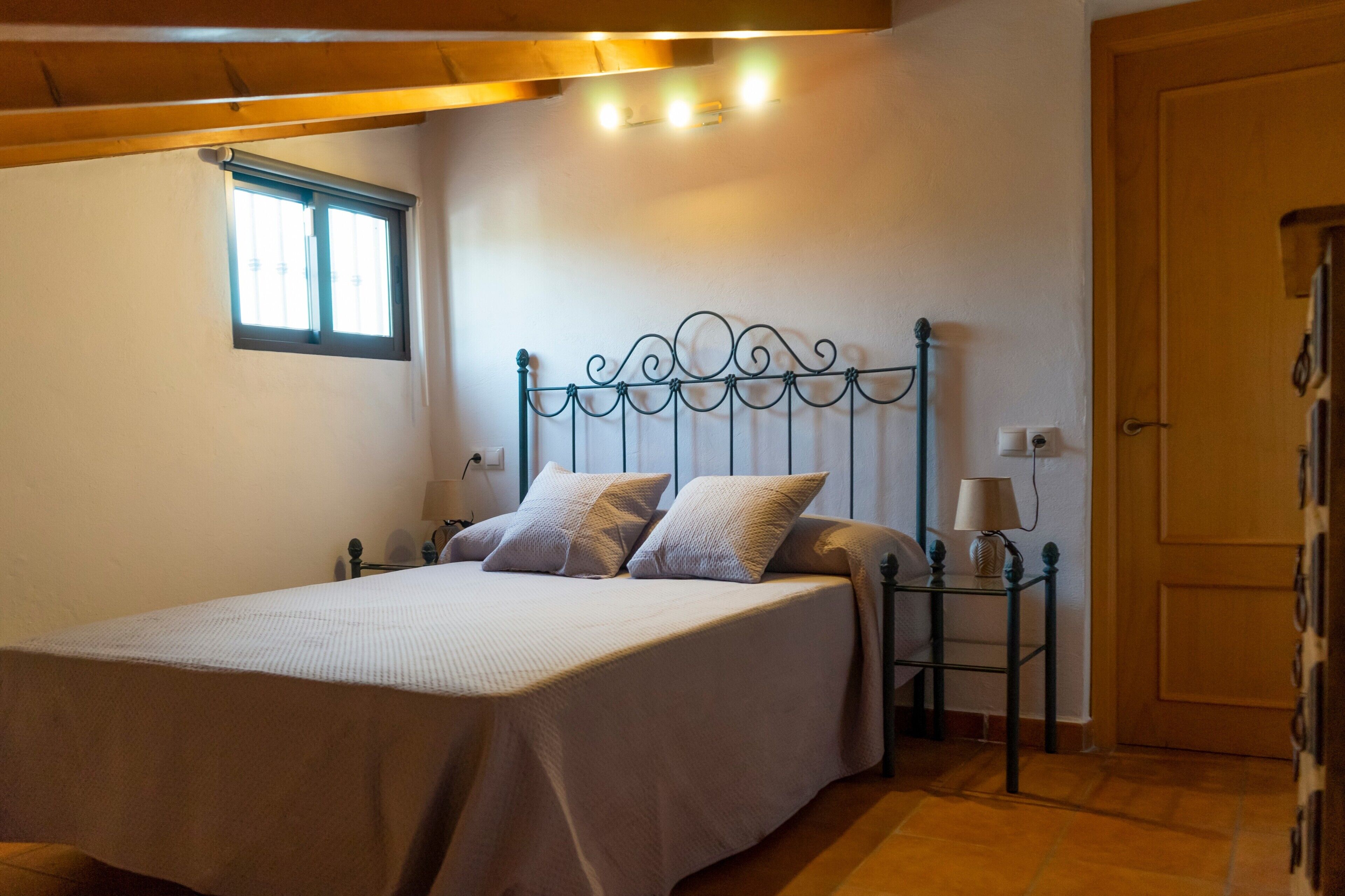 5 bedrooms, iron/ironing board, free WiFi, bed sheets