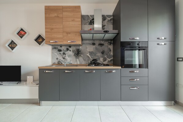 Kühlschrank, Mikrowelle, Ofen, Herdplatte