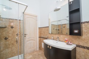Shower, hair dryer, towels