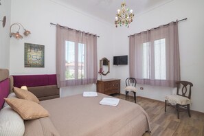 2 bedrooms, iron/ironing board, free WiFi, bed sheets - Holiday Home 'Maison Chloe' close to the Beach with Terrace, Garden & Wi-Fi (La Maddalena)