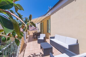 Property grounds - Holiday Home 'Maison Chloe 2' close to the Beach with Balcony, Terrace & Wi-Fi (La Maddalena)