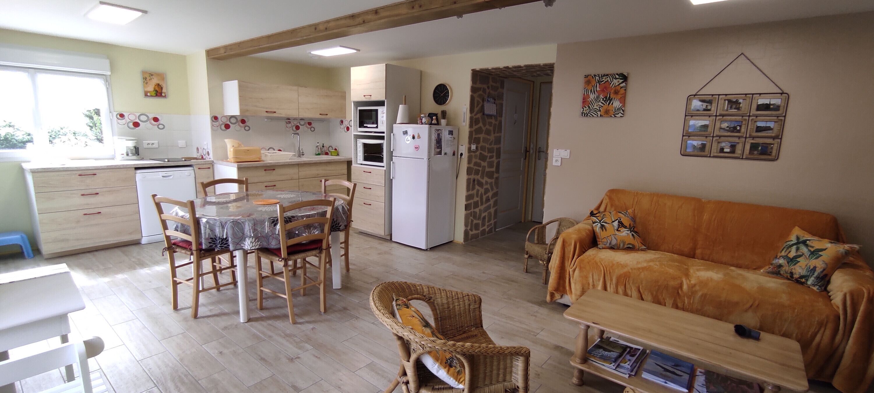 テレビ、DVD プレーヤー、ステレオ