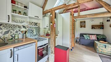 Frigorífico, horno, hervidor eléctrico y utensilios de cocina