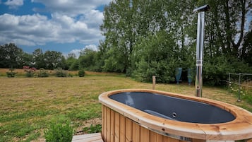 Bañera de hidromasaje al aire libre