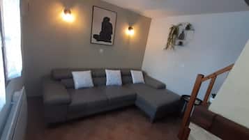 Televisie, een open haard, een dvd-speler en een tafeltennistafel