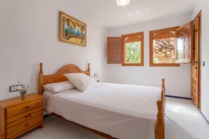 3 室のベッドルーム、アイロン / アイロン台、WiFi (無料)、ベッドシーツ