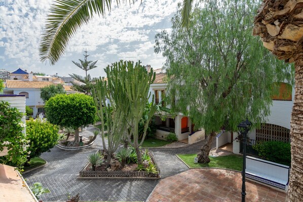 Property grounds - Holiday Home 'Casa en la Playa con Piscinas V' with Shared Pool and Air Conditioning (el Gran Alacant)