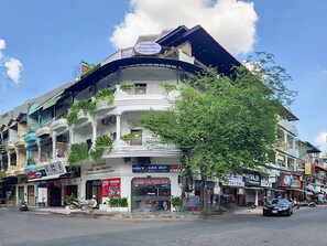 Experience the charm of the Sun Chakra Boutique Hotel, offering a traditional architectural style with convenient access to local shops and amenities.