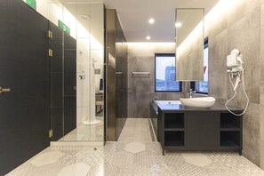 Heritage Room | Badkamer | Gratis toiletartikelen, een haardroger, badjassen, pantoffels