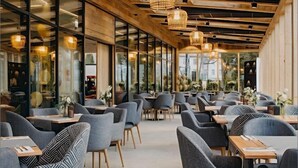 A restaurant with modern furniture, wooden ceiling beams, and hanging wicker lamps. - Złoty Horyzont Resort Szklarska Poręba (Szklarska Poreba)