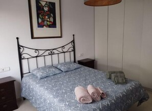 3 bedrooms, travel cot, free WiFi, bed sheets