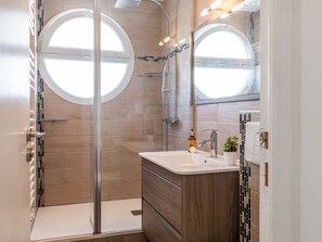 Badewanne, kostenlose Toilettenartikel, Haartrockner, Handtücher
