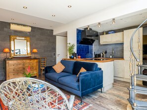 TV, Netflix, books, streaming services - Penthouse Duplex with Rooftop Terrace (Cannes)